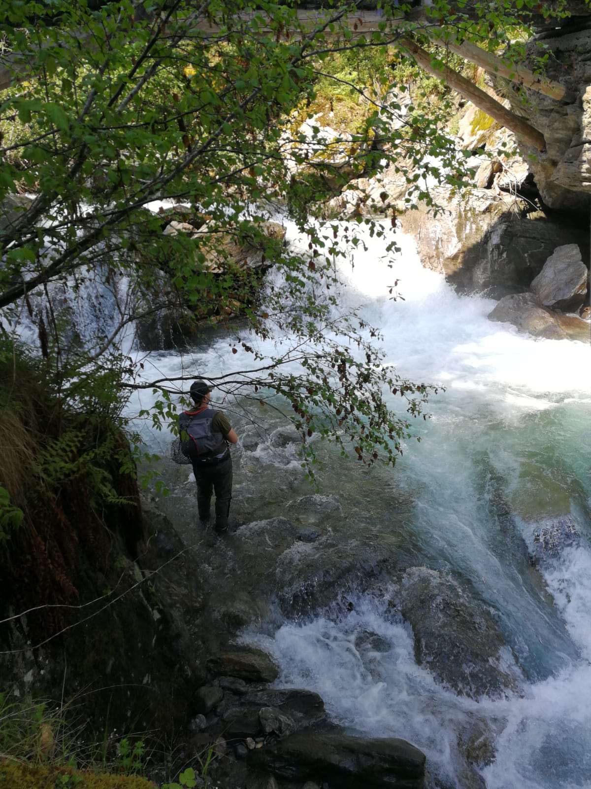 Pescatore in ambiente selvaggio nei torrenti della Valle Camonica, spot tecnico