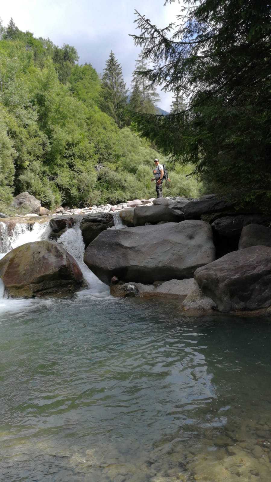 Pesca sportiva su torrente montano, escursione avventurosa