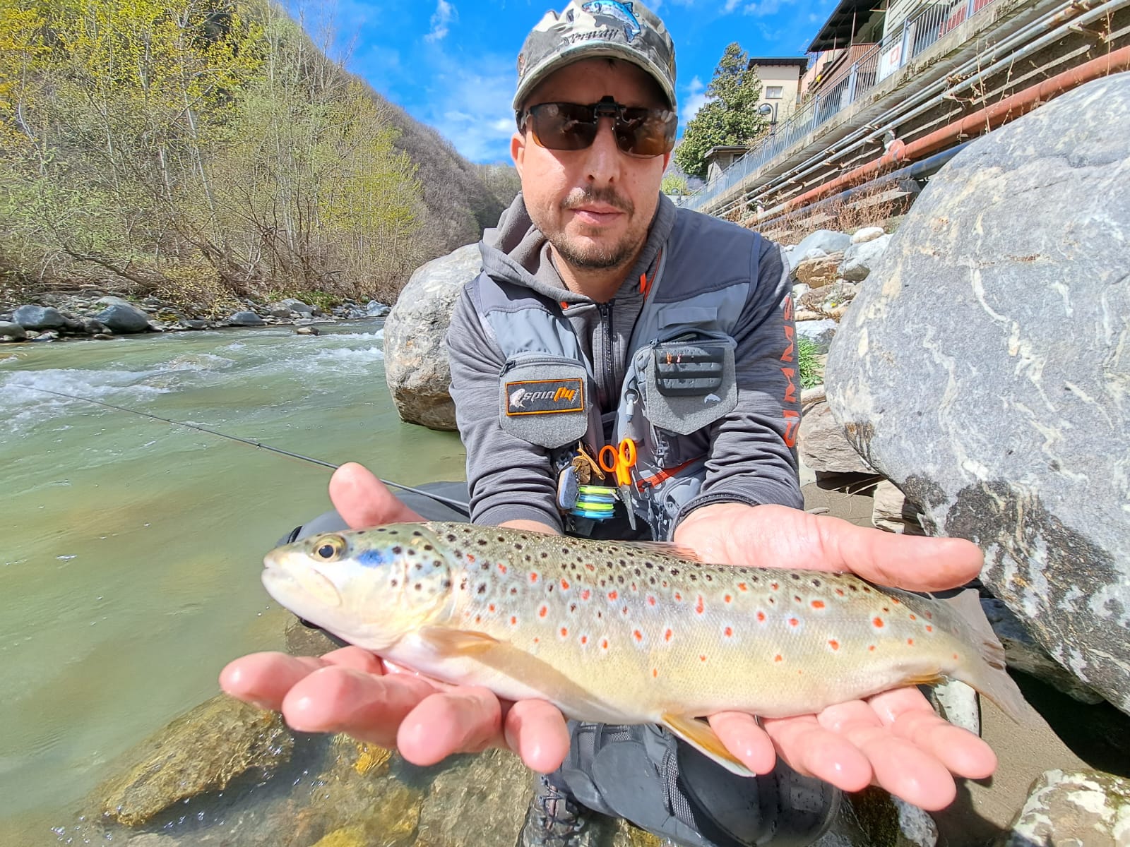 Trota fario mostrata in primo piano al termine di una pesca no-kill guidata