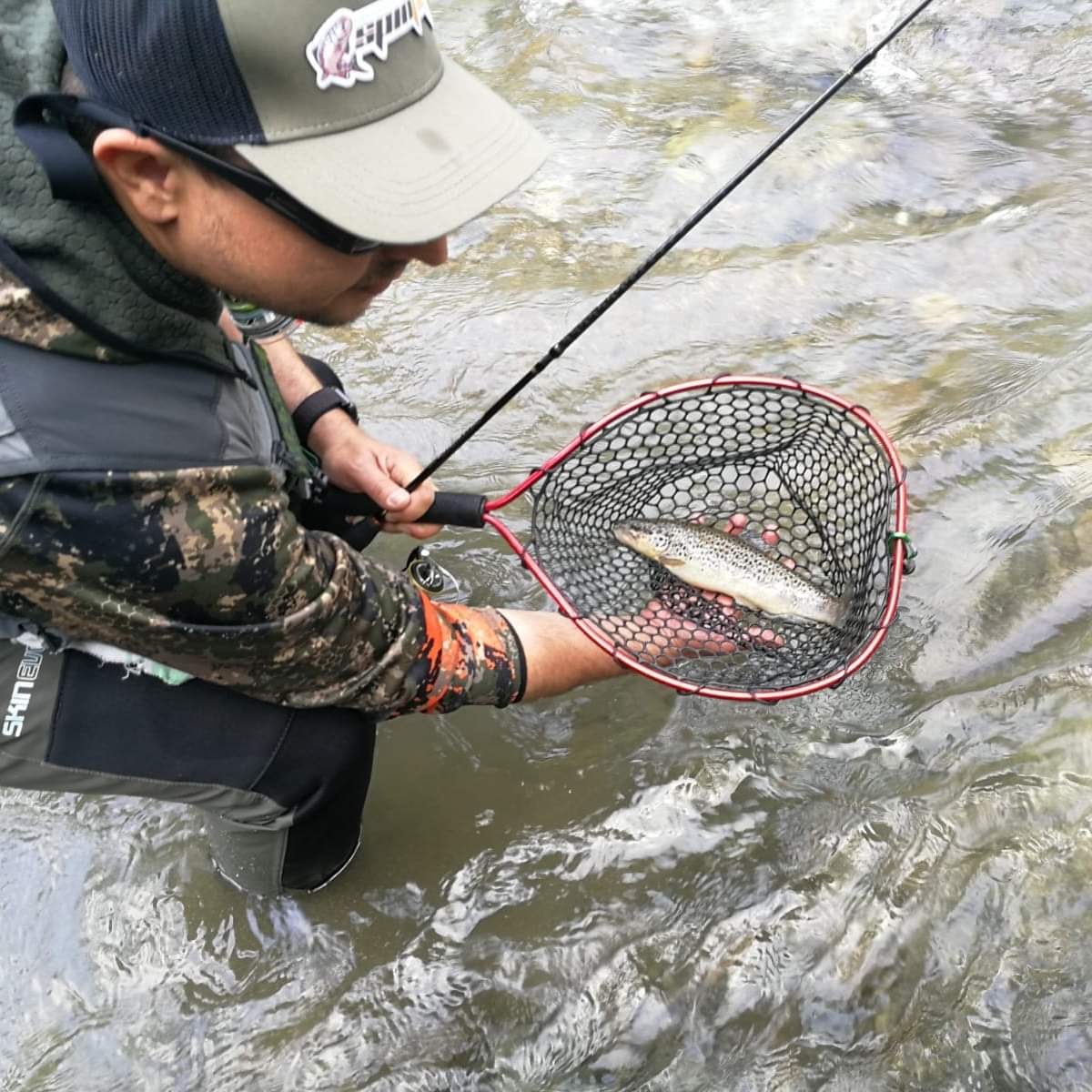 Michele M. durante rilascio di trota fario, no-kill sul fiume Oglio